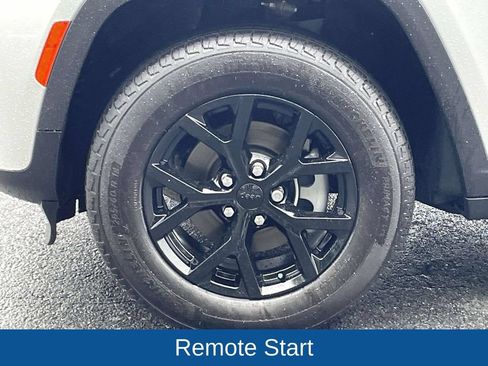 Used 2026 Jeep Grand Cherokee Altitude RWD image 12