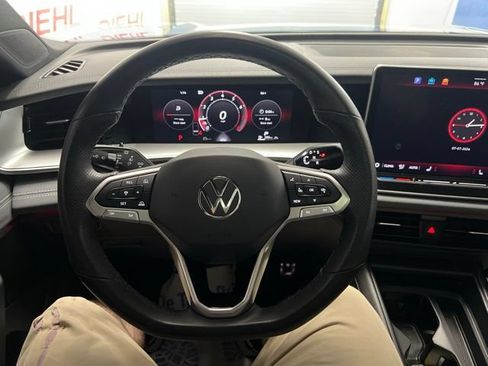 Used 2025 Volkswagen Tiguan SE R-Line AWD/4WD image 25