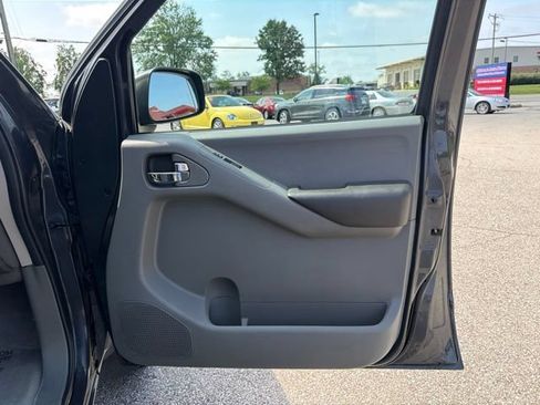 Used 2014 Nissan Frontier SV w/ SV Value Truck Package AWD/4WD image 29