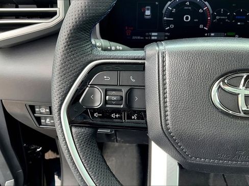 Used 2025 Toyota Sequoia Platinum image 12