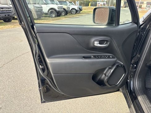 Used 2023 Jeep Renegade Altitude image 12