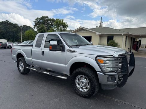 Used 2016 Ford F250 XLT w/ XLT Premium Package AWD/4WD image 3