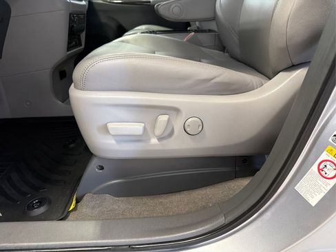 Used 2018 Toyota Sienna XLE Premium FWD image 23