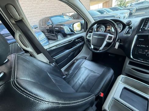 Used 2016 Chrysler Town & Country Touring FWD image 48
