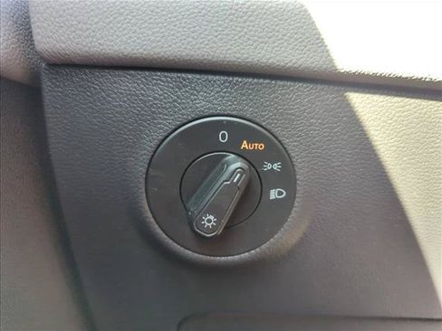 Used 2022 Volkswagen Taos SE w/ Panoramic Sunroof Package FWD image 20