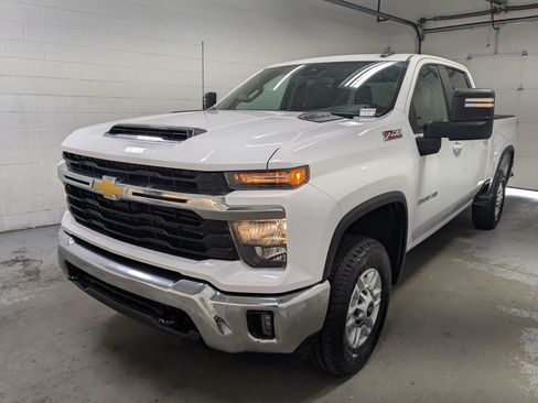 Used 2024 Chevrolet Silverado 2500 LT w/ Convenience Package AWD/4WD image 11
