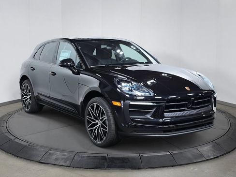 Certified 2026 Porsche Macan AWD/4WD image 9