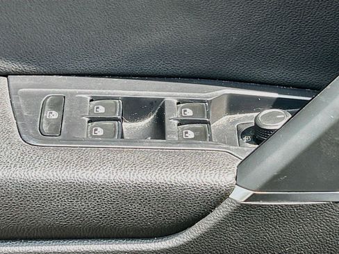 Used 2018 Volkswagen Tiguan SEL FWD image 24