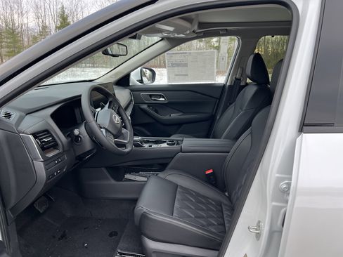 New 2026 Nissan Rogue Platinum image 4