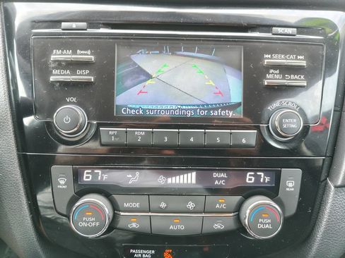 Used 2017 Nissan Rogue SV FWD image 4