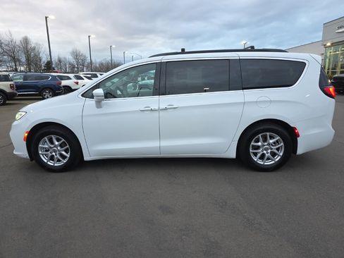 Used 2022 Chrysler Pacifica Touring-L image 2