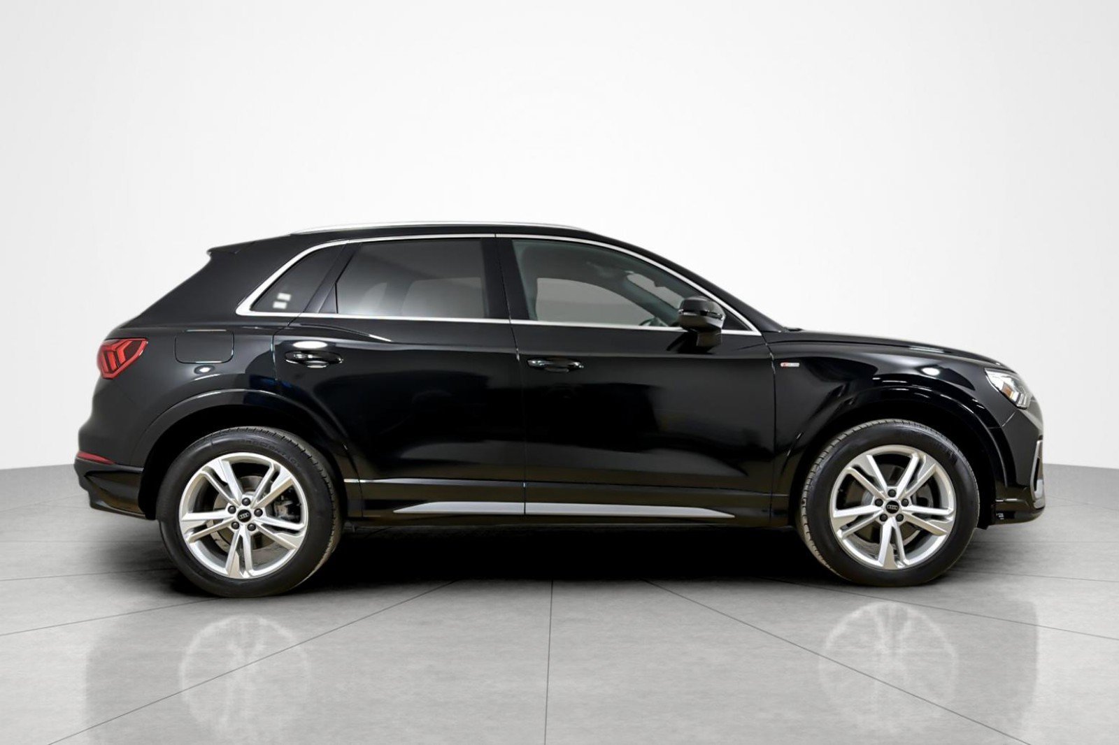 Used 2023 Audi Q3 2.0T Premium Plus w/ Premium Plus Package AWD/4WD image 6