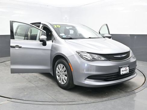 Used 2020 Chrysler Voyager L FWD image 39