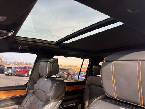 Used 2022 Jeep Grand Wagoneer Series III image 19