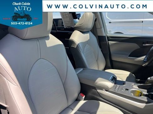 Used 2021 Toyota Highlander XLE AWD/4WD image 23