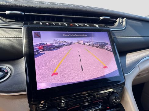 Used 2025 Jeep Grand Cherokee Limited AWD/4WD image 22