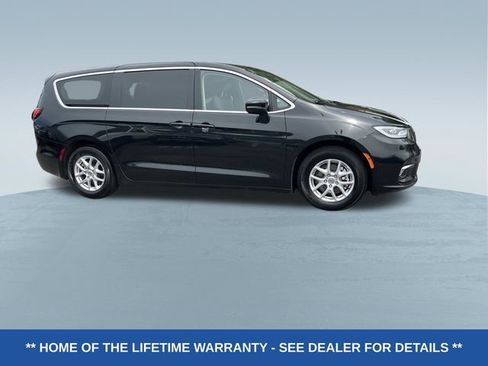 Used 2023 Chrysler Pacifica Touring-L FWD image 2