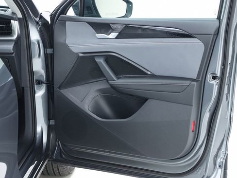 New 2025 Volkswagen Tiguan SE image 70