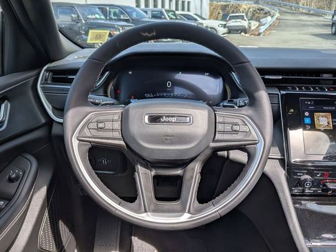 New 2025 Jeep Grand Cherokee Altitude AWD/4WD image 13