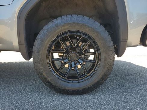 Used 2024 GMC Sierra 1500 AT4 w/ Technology Package AWD/4WD image 12