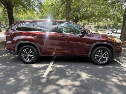 Used 2016 Toyota Highlander XLE FWD image 2