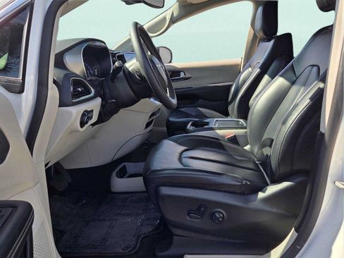 Used 2023 Chrysler Pacifica Touring-L FWD image 4
