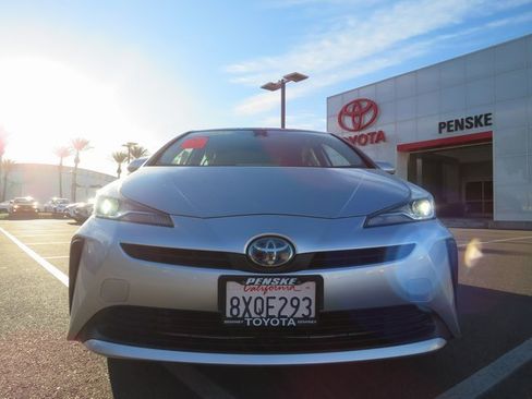 Used 2022 Toyota Prius L Eco image 2