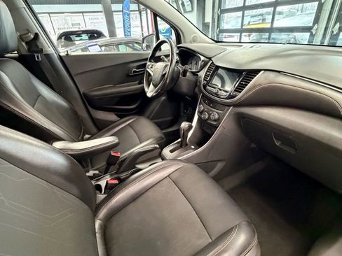 Used 2019 Chevrolet Trax LT w/ LT Convenience Package image 12