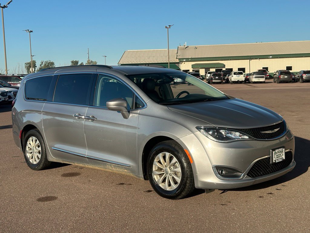 Used 2017 Chrysler Pacifica Touring-L FWD image 7
