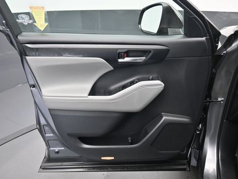 Used 2023 Toyota Highlander XLE FWD image 9