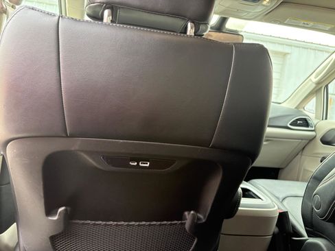 Used 2024 Chrysler Pacifica Touring-L image 28