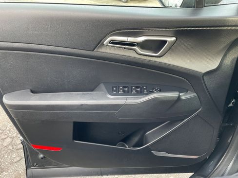 Used 2025 Kia Sportage LX image 18