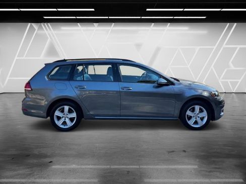 Used 2018 Volkswagen Golf SE image 3