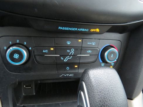 Used 2018 Ford Focus SE w/ SE Appearance Package image 20