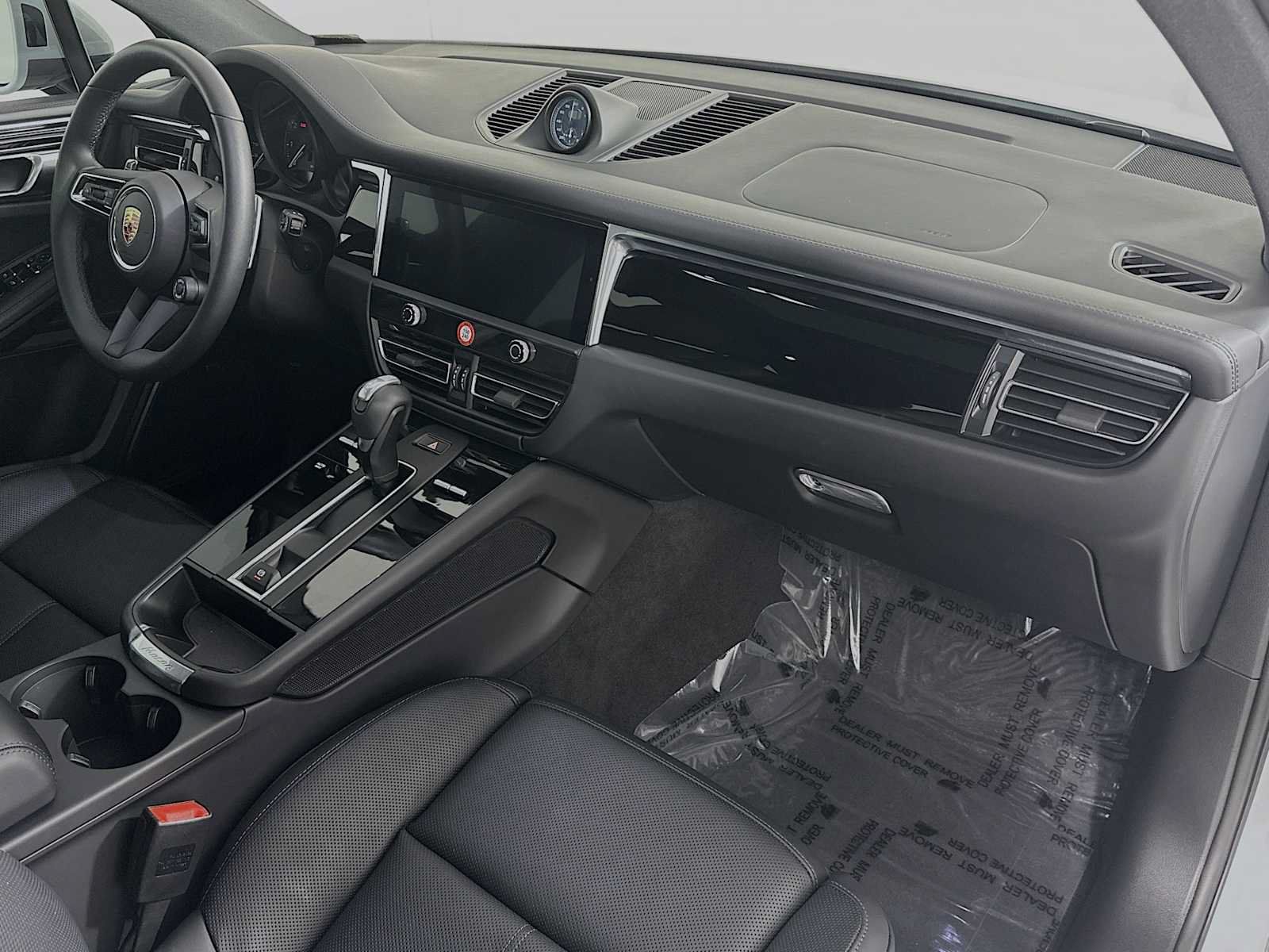 Certified 2025 Porsche Macan AWD/4WD image 31