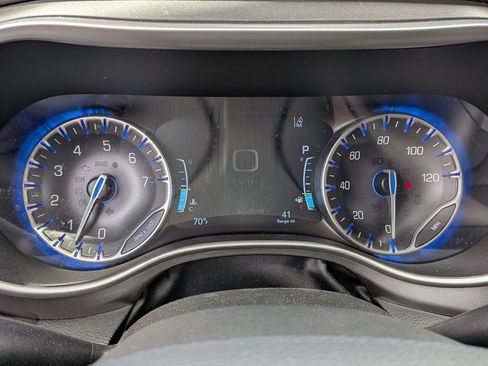 Used 2024 Chrysler Pacifica Touring-L FWD image 16
