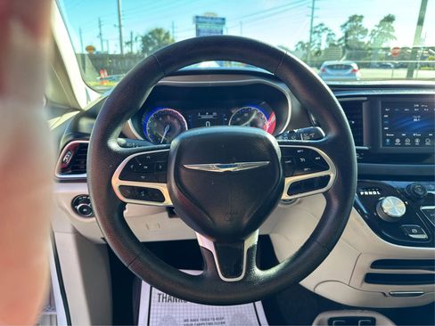 Used 2019 Chrysler Pacifica Touring Plus image 12