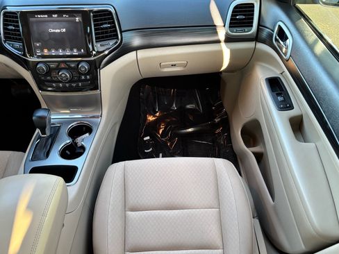 Used 2022 Jeep Grand Cherokee Laredo E image 17