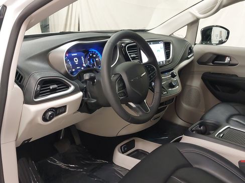 Used 2024 Chrysler Pacifica Touring-L w/ Uconnect Theater Family Group FWD image 18