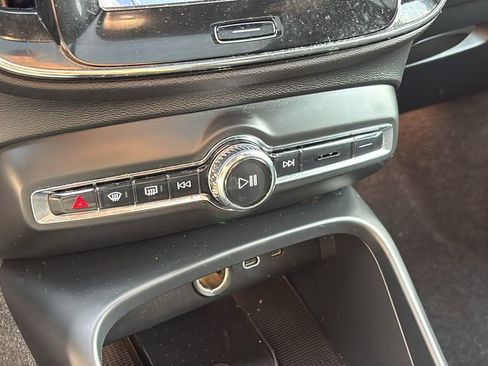 Certified 2025 Volvo XC40 B5 Plus AWD/4WD image 20