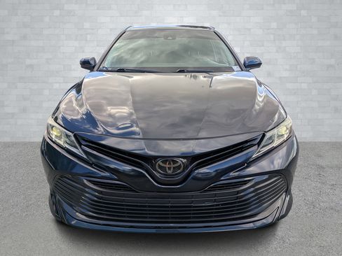 Used 2018 Toyota Camry LE image 3