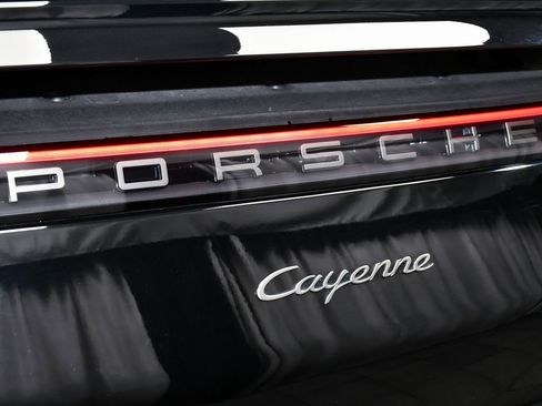 Used 2022 Porsche Cayenne Platinum Edition image 93