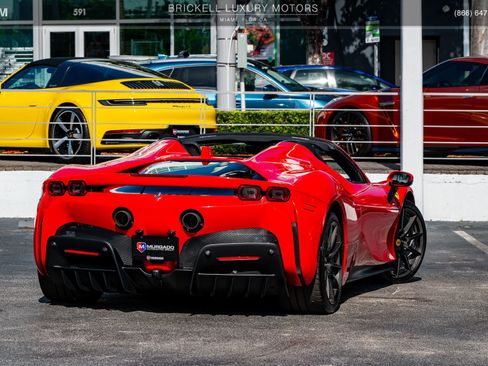 Used 2022 Ferrari SF90 Spider image 4