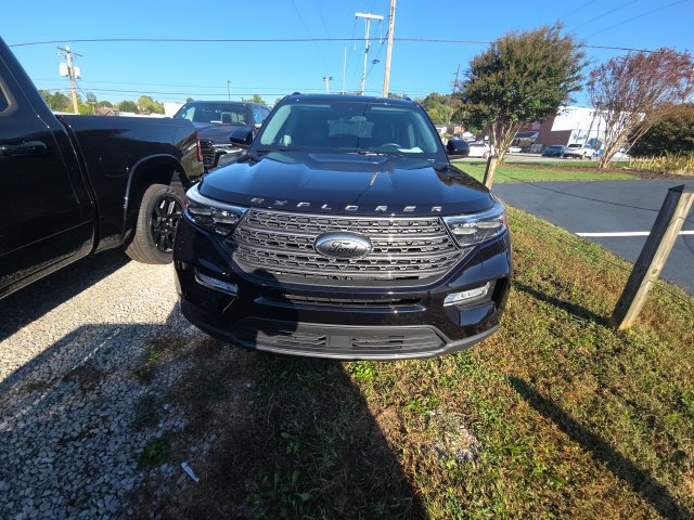 Used 2023 Ford Explorer XLT w/ Equipment Group 202A AWD/4WD image 2