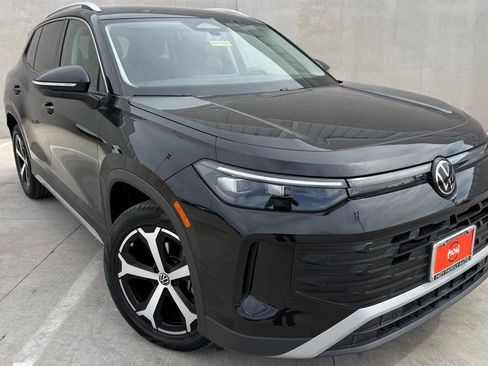 Certified 2025 Volkswagen Tiguan SE FWD image 1