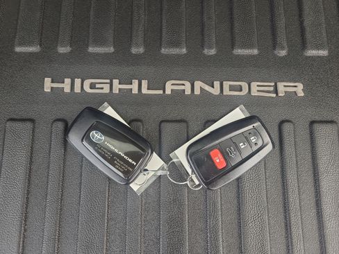 Used 2022 Toyota Highlander XLE AWD/4WD image 32