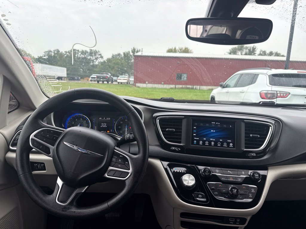 Used 2020 Chrysler Pacifica Touring FWD image 10