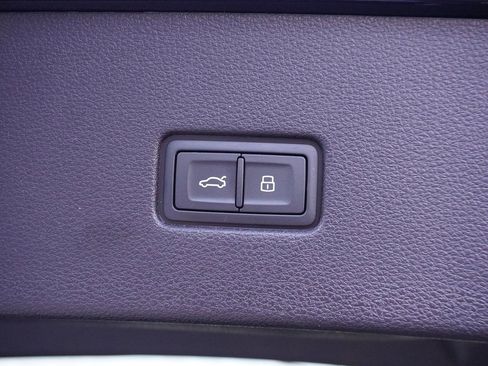 Used 2024 Audi Q8 Premium image 20