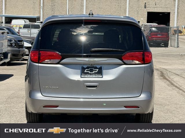 Used 2021 Chrysler Voyager LX FWD image 5