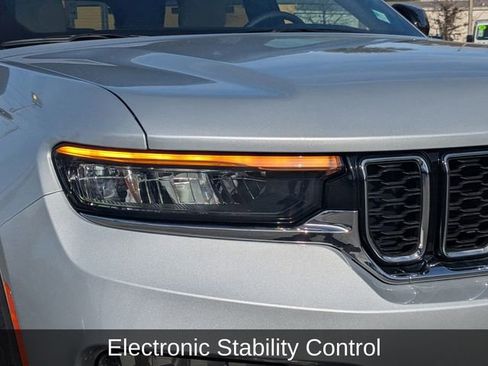 Used 2025 Jeep Grand Cherokee Limited image 10